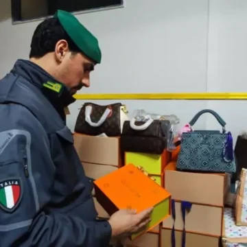 San Giorgio a Cremano. Scoperto da Guardia di Finanza centro commerciale del falso da 530 mq , 24mila capi di abbigliamento e accessori di 40 griffe false