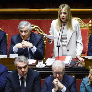 Giorgia Meloni, questione Iran: “Italia non entrerà in guerra, Usa e Israele fuori dal diritto internazionale.” Opposzioni: No all’uso delle basi Usa.