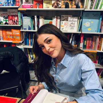 image Una ‘giovane penna’ di San Sebastiano al Vesuvio conquista la Feltrinelli di Napoli. Nora Diane presenta “Cuori fuori tempo”: una storia di riscatto, musica e ambizione ambientata a Los Angeles