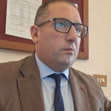 Volla. Capogruppo consiliare Lino Donato (Forza Italia) in visita nelle scuole: “Il servizio di refezione è ben organizzato e cibo di buona qualità”