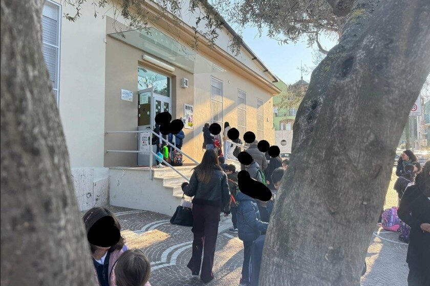 Pollena Trocchia. “Caos nelle scuole: non pulite e in disordine”, lo ‘denuncia’ il gruppo politico ‘Siamo il Domani”. Sotto accusa il sindaco Esposito