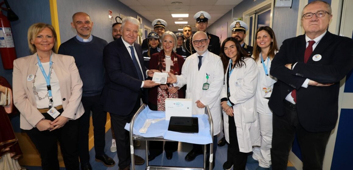 Napoli. Solidarietà in corsia: la Polizia Municipale dona un innovativo ecografo wireless all’Ospedale Santobono