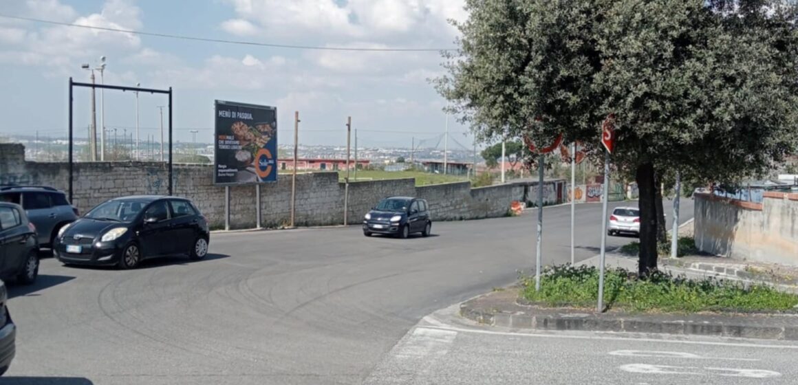 Cercola. Crollano come birilli gli storici ‘Monumenti dell’Illegalità’, partita la rimozione degli oltre 50 impianti pubblicitari abusivi