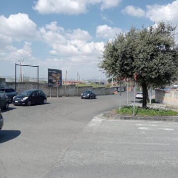 Cercola. Crollano come birilli gli storici ‘Monumenti dell’Illegalità’, partita la rimozione degli oltre 50 impianti pubblicitari abusivi